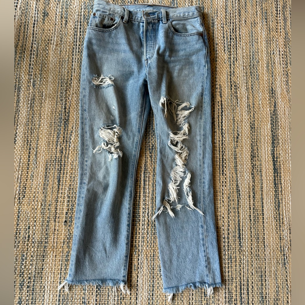 Levi ultra-distressed high waisted jean. Super slouchy fit on legs.